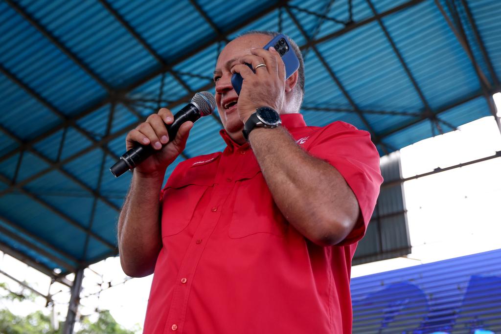 PsuvBurozVE's tweet photo. El primer vicepresidente del PSUV, @dcabellor invita a toda la militancia del @PartidoPSUV, GPPSB y Movimientos Sociales a registrar su 1x10 a través de la página web  https://t.co/vIEvXTYpHW  ya que el mismo está realizando el chequeo.

#VenezuelaTieneConQué https://t.co/Q9p9DjB9ae