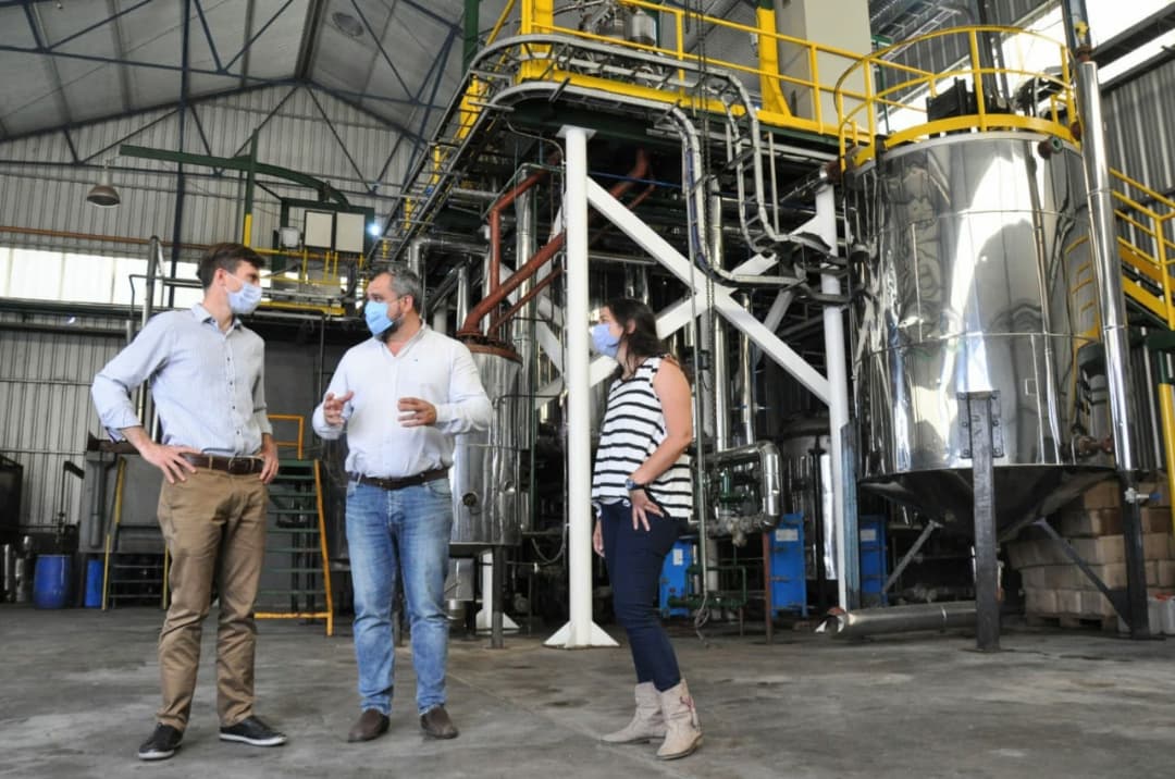 munimoron's tweet photo. El intendente @LucasGhi junto a Virginia Paso, visitaron la empresa #RBAAmbiental de Bella Vista que se encarga de la recolección y procesamiento de aceite vegetal para transformación en biodiesel, en el marco del #PlanBio. https://t.co/h9rQSeckmI