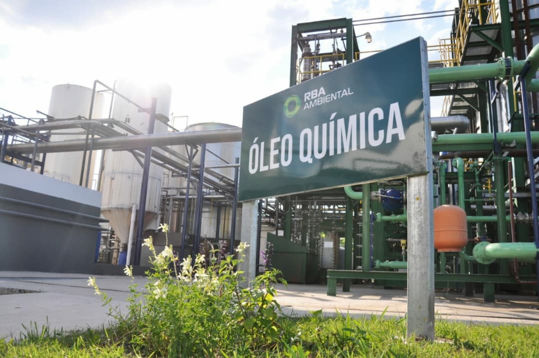 munimoron's tweet photo. El intendente @LucasGhi junto a Virginia Paso, visitaron la empresa #RBAAmbiental de Bella Vista que se encarga de la recolección y procesamiento de aceite vegetal para transformación en biodiesel, en el marco del #PlanBio. https://t.co/h9rQSeckmI