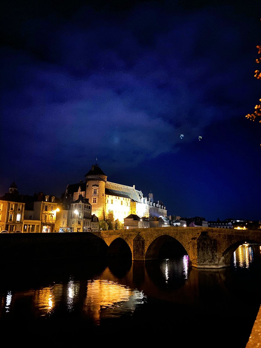 <a href="/Laval_la_Ville/">Laval la Ville</a> la nuit… #cestbeaucheznous #vieuxchateau #mayenne