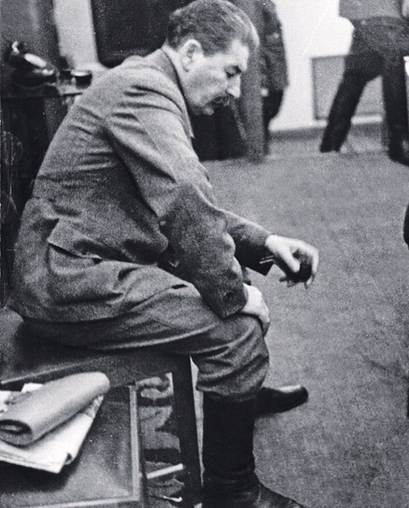 WilfredoBG's tweet photo. Esta foto no autorizada de Stalin fue tomada por Komsomolskaya Pravda, el 22 de junio de 1941 a las 4:31 am en el Kremlin, justo después de que le informaran de la invasión alemana a la URSS. A Pravda le ordenaron destruirla pero, arriesgando su vida, decidió conservarla. https://t.co/kr0DPXhX07