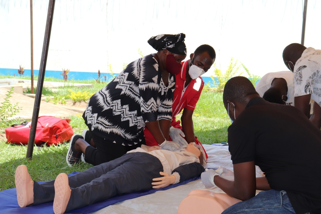 UgandaRoadFund's tweet photo. #FirstAidtip : Keeping the airway open, check to see if the breathing is normal. Look along their chest, and listen and feel for breath on your cheek for up to 10 seconds. #FirstAidSavesLives #StaySafeug @rnamugera @UNRA_UG #SDGs @GouInfrastruct #RoadsafetyUg
📸@UgandaRedCross https://t.co/dObNWdSN2B