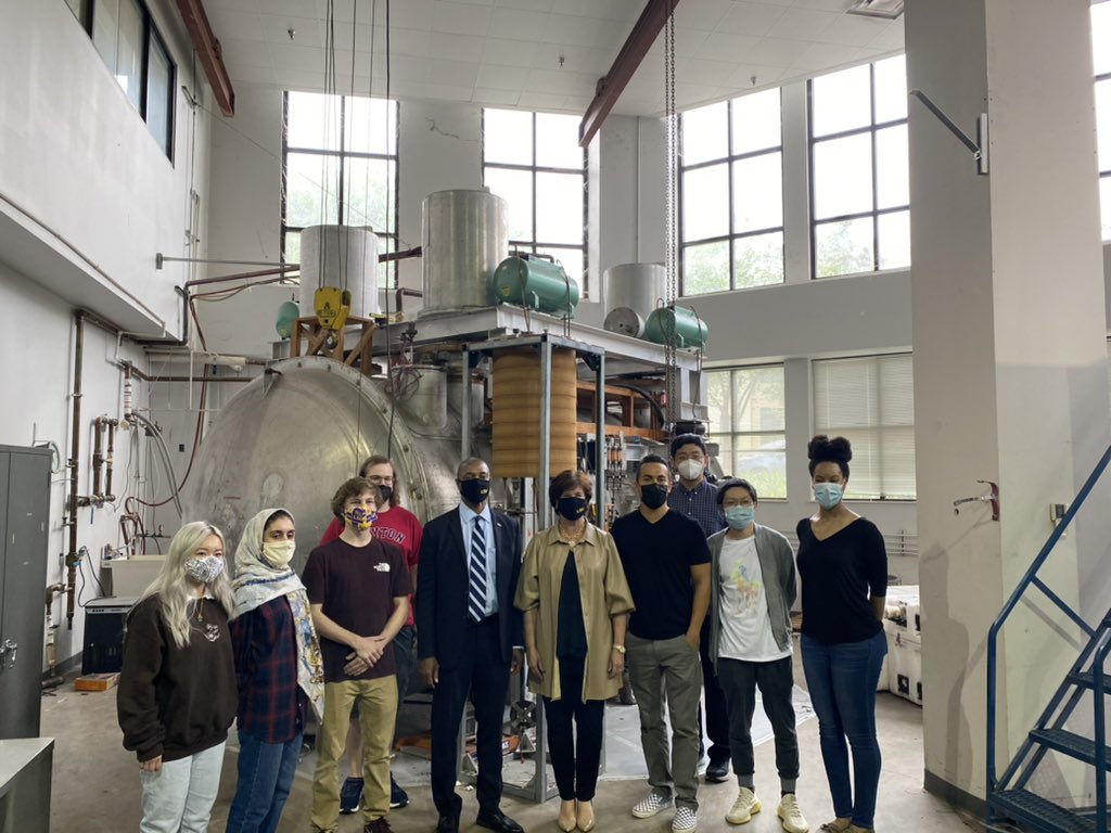 WFTate4's tweet image. This team of quantum physics experts—undergraduates, graduate students, and post-doctoral researchers—r getting it done n terms of impactful research. The historical setting frames a past era of excellence with these leading-edge scholars. @LSU @LSUphysastro 💜💛#scholarshipfirst