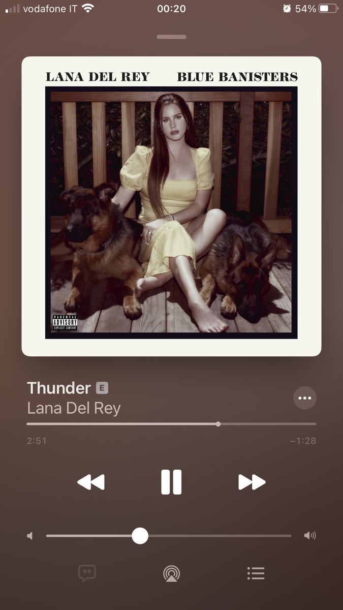 giusmacch's tweet photo. e mi ritrovo a piangere dentro la doccia a mezzanotte per colpa sua #LanaDelRey #bluebanisters #BLUEBANISTERSISCOMING https://t.co/LFwiiIEolq