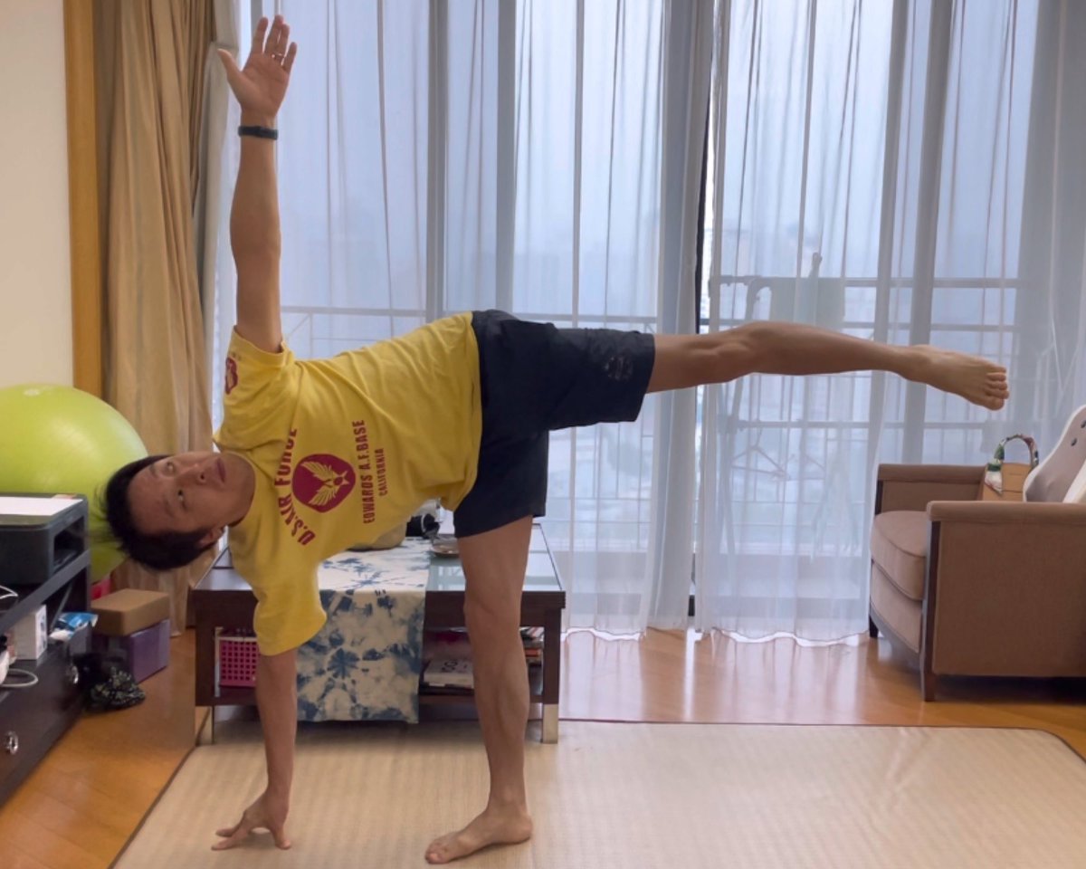 Choco_tto2021's tweet photo. おはようございます😃

今日は
「半月のポーズ」の練習♪

今日も寒い朝ですが
短パン、半袖でも温かくなるまで
ヨガの練習を♪🤗

脚が真っ直ぐ上がるようになると
良いんだけどなぁ〜🤣

練習しよーっと！💪

今日も素敵な一日を🌈

#おは戦31022ok
#22世紀の日の出を見��会
#ヨガ
#朝活 https://t.co/qITqnaMSaT