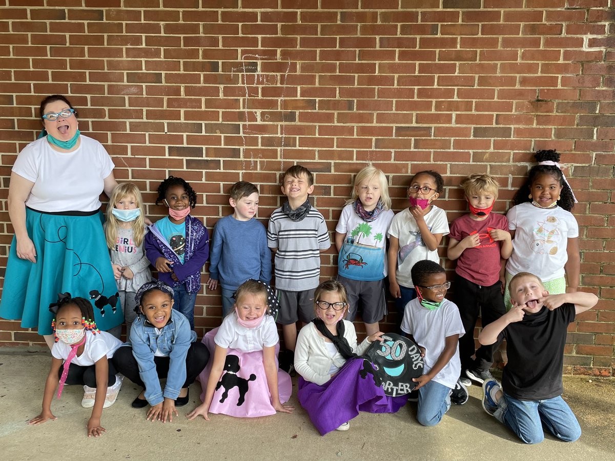 mchaffin's tweet photo. 50th day of school fun! 50 days smarter! Crafts, bubble gum bubble blowing, ice cream floats! So much fun we have to finish Monday! 🤣 @gardendaleel https://t.co/hVIIWllJlR