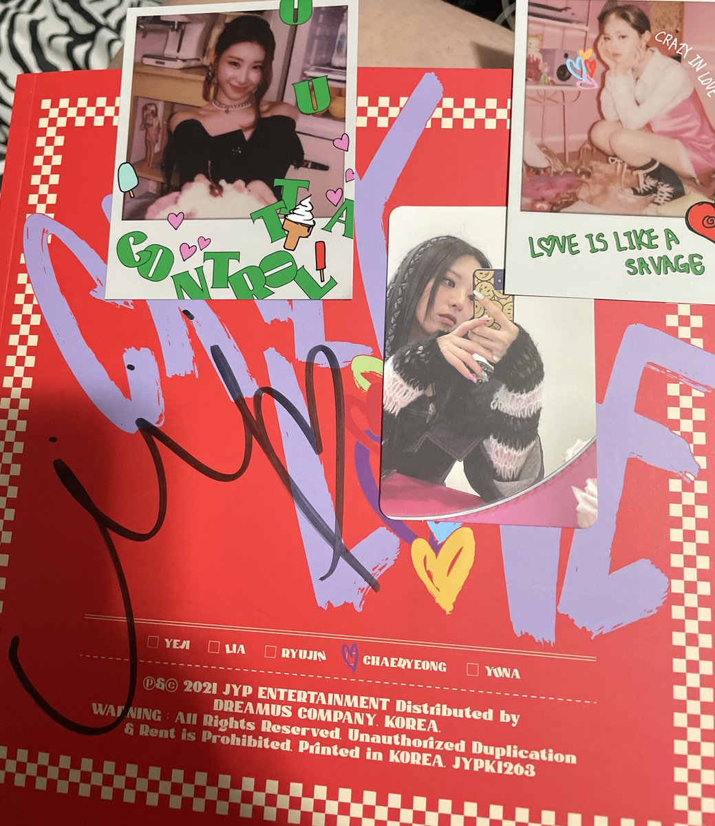 picturedofus's tweet photo. WTS // Chaeryeong Signed Crazy in Love Hello 28 exclusive! Comes with all pictured plus all inclusions except one pc! $45 shipped! dm me for more info #CHAERYEONG #Itzy #CRAZYINLOVE #Chaeryoungsigned #itzysigned https://t.co/WVgHeyC0n5