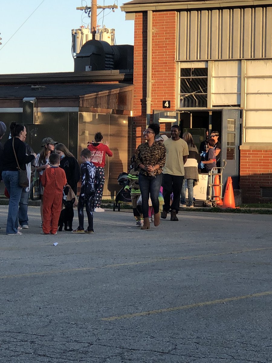ahoerte1's tweet photo. @DixieDragons082 Trunk or Treat happening now! https://t.co/iHFovJIy4F