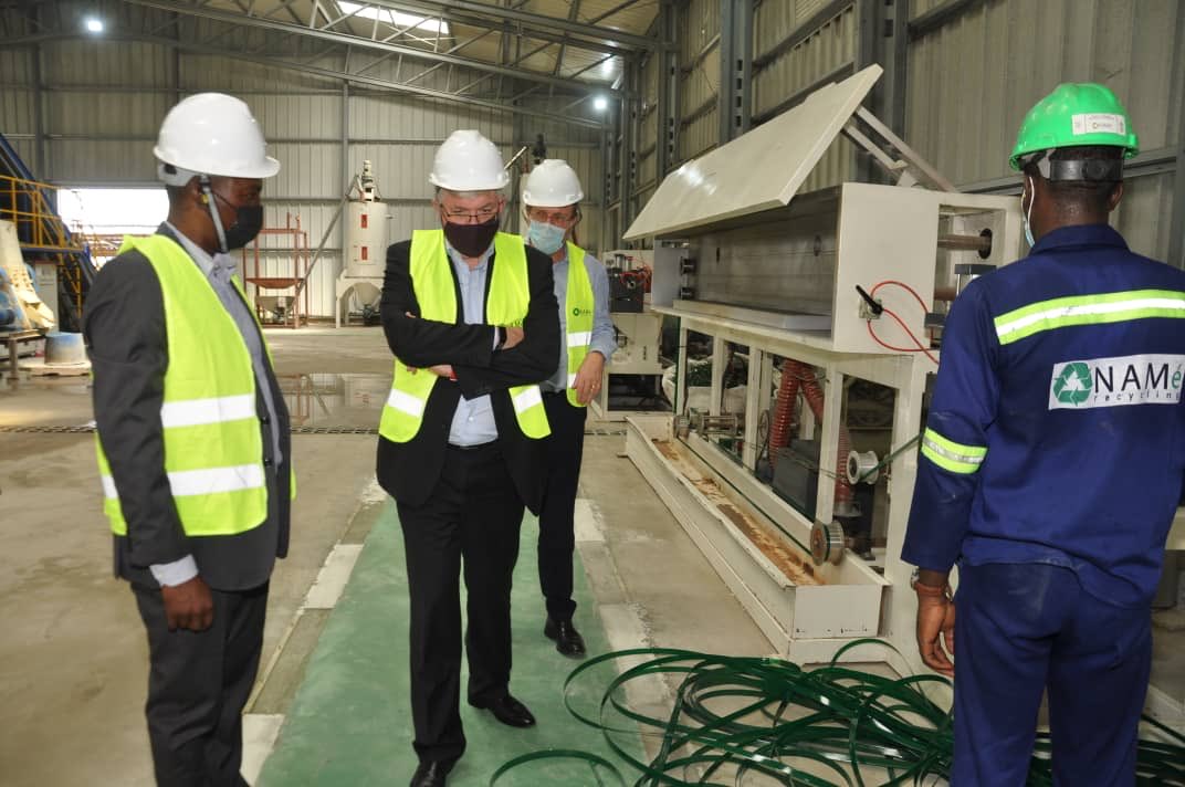 Fier d’avoir visité à Douala ⁦@SABC_Brasseries⁩ qui s’engage dans le recyclage des plastiques en soutenant NAMé Recycling (150 emplois créés). 👏👏👏 pour cette belle initiative #RSE.
⁦<a href="/SGCameroun/">SG Cameroun</a>⁩
⁦<a href="/M_MbayeNdiaye/">Mareme Mbaye Ndiaye</a>⁩ ⁦<a href="/NicolasPichou/">Nicolas Pichou</a>⁩ ⁦<a href="/YenitaBamba/">BAMBA Yénita</a>⁩