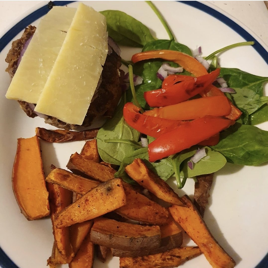 samantha1jayne's tweet photo. Home made burger for dinner this evening, 5% beef mince, topping of red onion and hex a for cheese. Sweet potato chips and a side salad. All completely syn free 🙌 @SlimmingWorld 
#food #Cooking #burger #onplan #HealthyEating #weightloss https://t.co/EdhOdiSG4c