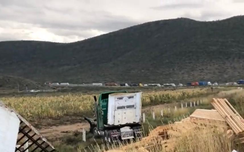 SigloCoah03's tweet photo. Circulación cerrada en ambos sentidos tras accidente en la carretera #Saltillo - #Zacatecas toma conocimiento @GN_Carreteras @BomberoSALTCOAH https://t.co/pi0N3dApO3