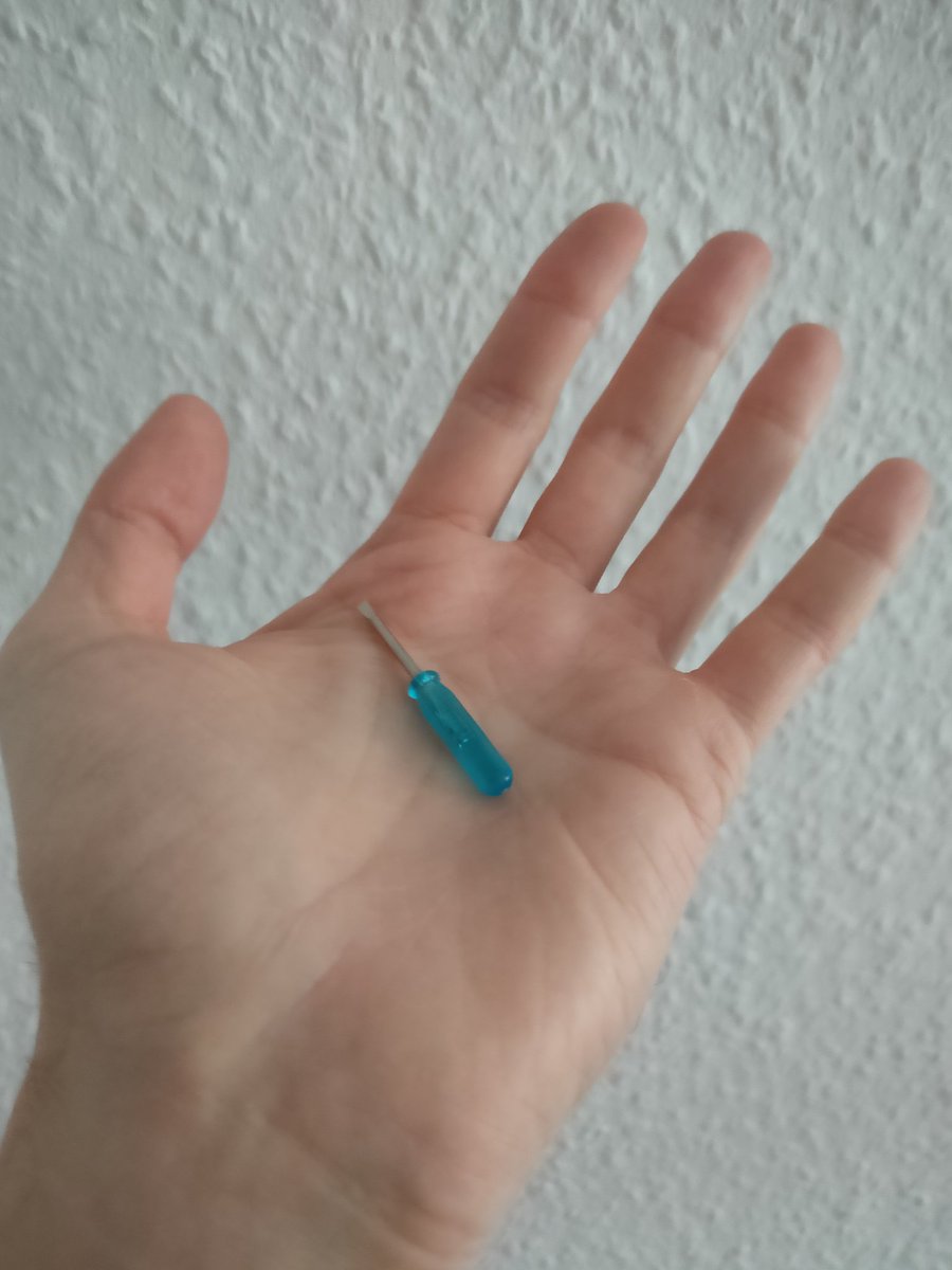 Baldurius's tweet photo. Got the #raspberrypi HQ camera for my streaming backpack.

It came with the cutest little screwdriver! 🪛🤗 https://t.co/PwAnSJQ3qU