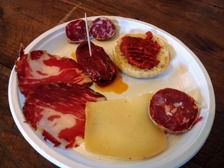 KarenHaid's tweet image. Sampling local products in #Spilinga, home of the famous 'nduja (spread on the bread), near #Tropea, on my #Calabria tour. #antipasto #calabrese 
calabriatheotheritaly.com/calabria-tour/