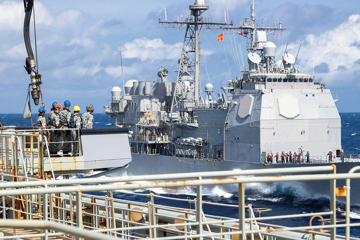 #HMASSirius ship's company conducted a dual replenishment at sea with @USNavy #USSStockdale and ticonderoga class cruiser #USSLakeChamplain as part of a Regional Presence Deployment. 🇦🇺⛽🇺🇸 #AusNavy #YourADF