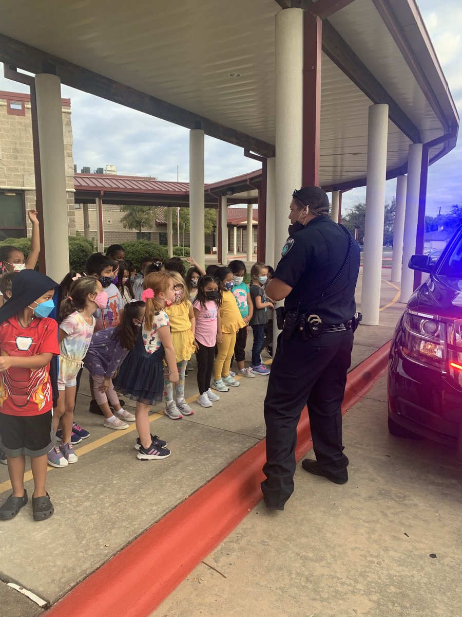 CheKinder's tweet photo. @CheKinder was visited by a RRPD police officer today! Students were very excited to learn all about the officer's role in the community, his uniform +gadgets, &amp; his patrol car. A lot of great ?s! #learninginkindergarten #communityhelpers #younginquirers @CaldwellHeights @che_pyp https://t.co/EoLd961WWd