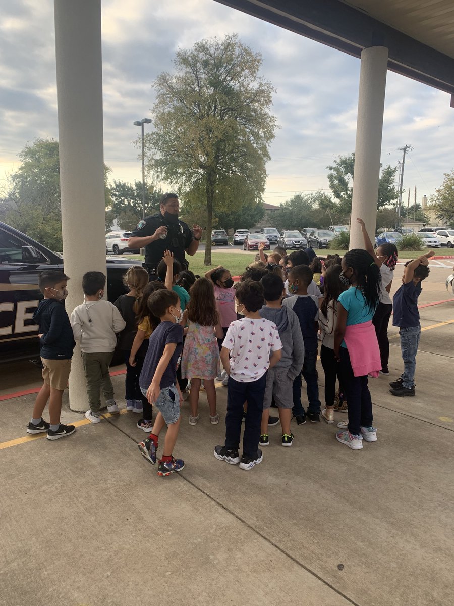CheKinder's tweet photo. @CheKinder was visited by a RRPD police officer today! Students were very excited to learn all about the officer's role in the community, his uniform +gadgets, &amp; his patrol car. A lot of great ?s! #learninginkindergarten #communityhelpers #younginquirers @CaldwellHeights @che_pyp https://t.co/EoLd961WWd