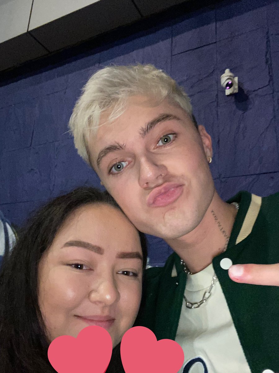 HRVYchile's tweet photo. 📸| @HRVY junto a fans durante el M&amp;G del concierto en #Leeds

©️ Créditos por las fotos a los correspondientes dueños. 

#hrvyleeds https://t.co/bo1QwwWJNB