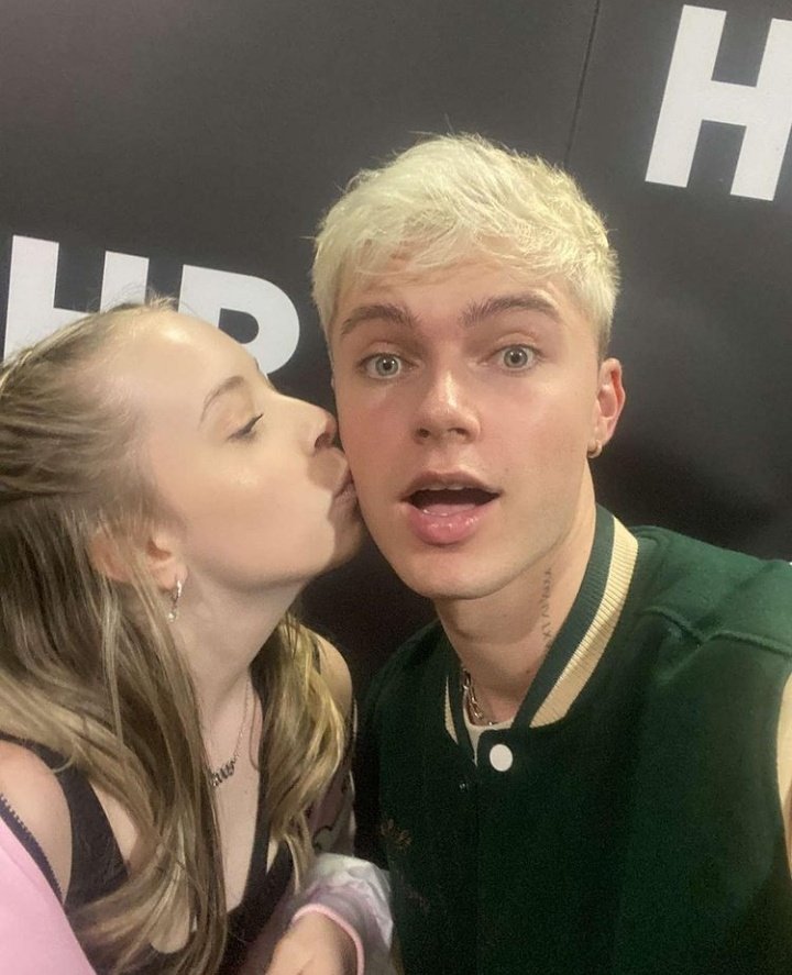 HRVYchile's tweet photo. 📸| @HRVY junto a fans durante el M&amp;G del concierto en #Leeds

©️ Créditos por las fotos a los correspondientes dueños. 

#hrvyleeds https://t.co/bo1QwwWJNB