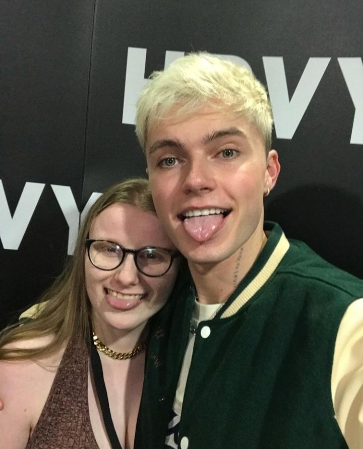 HRVYchile's tweet photo. 📸| @HRVY junto a fans durante el M&amp;G del concierto en #Leeds

©️ Créditos por las fotos a los correspondientes dueños. 

#hrvyleeds https://t.co/bo1QwwWJNB