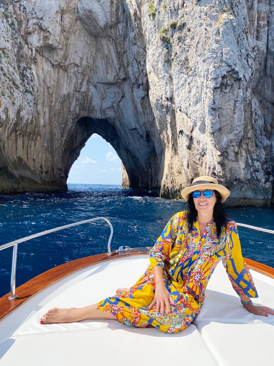 PolaSamaniego's tweet photo. Este arco se conoce como “Farallón del Mezo o de Stella” aunque coloquialmente es “El Arco del Amor”. Tres colosos de roca que emergen de las profundidades del mar y ofrecen a la vista imágenes maravillosas. Este arco es uno de los más fotografiados del mundo
#IsladeCapri
#TBT https://t.co/33Ix0G366i