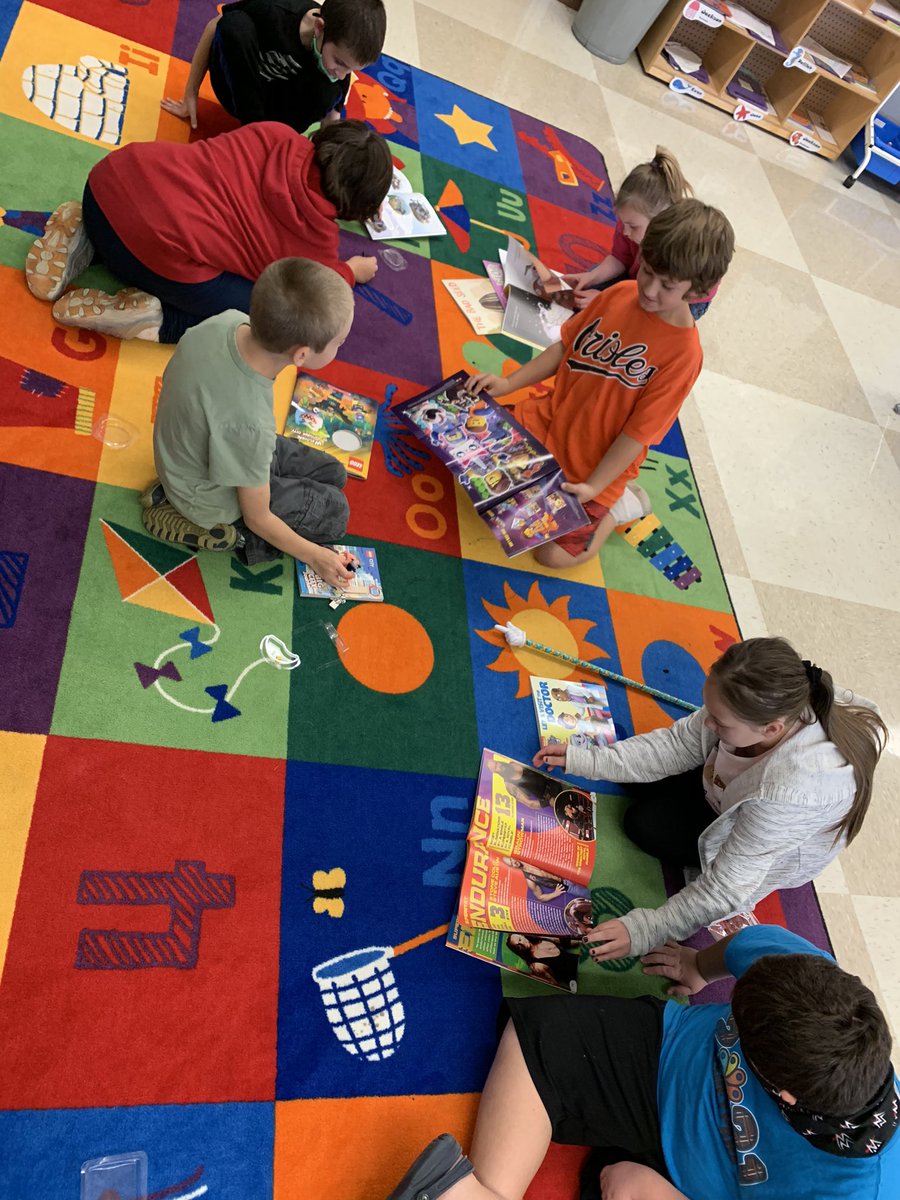 MissCarlsonPE's tweet image. These sweet @NESPolarBears were so excited they got to visit the book fair today! Thanks to some amazing team members, each student was able to take a📚home with them. They couldn’t wait to check things out! #becomebelongnycsd #YOCommunity #reconnectnycsd @MissKemmett 
📚💜🐾🐻‍❄️