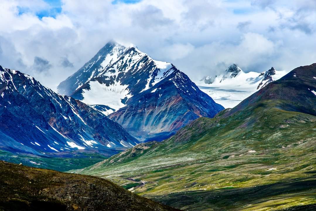 Золотые горы алтая алтайские горы. Пик куйтэн монголия. Горы в монголии 4. Гора мунх-хайрхан-ула. Горы в монголии 4.