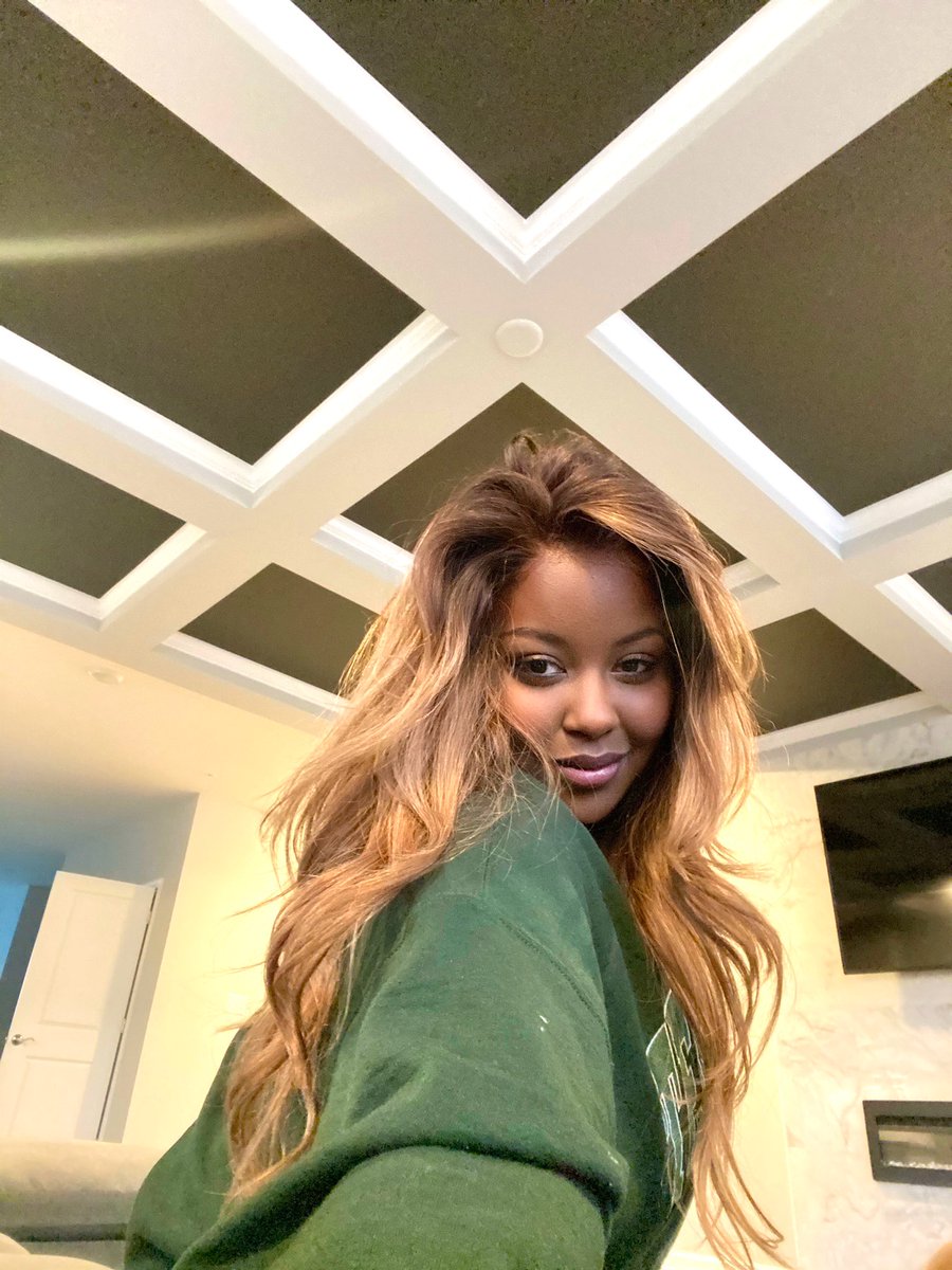 simonesvintage's tweet photo. So....I bought a new house y’all. 🍾 https://t.co/WayQcvl68G