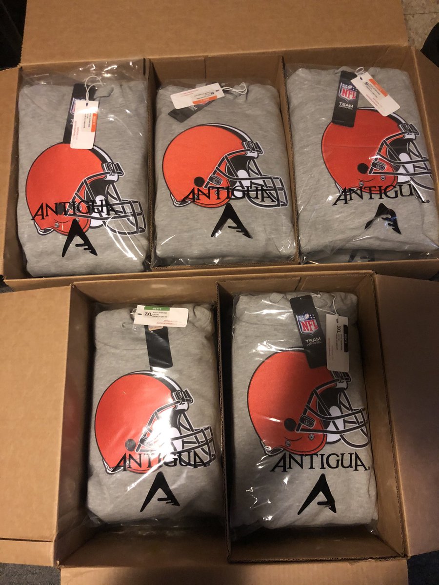 VernThompson's tweet photo. GAMEDAY GIVEAWAY!!!! RETWEET and MUST be Following ME for a Chance to WIN a Cleveland Browns Stitched Hoodie from V&amp;O!!! Winner announced tomorrow. #HereWeGoBrownies https://t.co/G2fvToEBzP