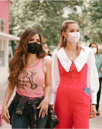 AndreyGM_Online's tweet photo. 🛑Gloria Trevi fue invitada por Mariana Rodriguez Cantu, la primera dama de Nuevo Leon al Centro Capullos donde hay niños y niñas, 

Automáticamente vienen a mi mente sus tiempos "dorados" con el Clan #TreviAndrade 

O es mucha paranoia pensar que fue a reclutar niñas? #Amparada https://t.co/oHgVVRdkNt
