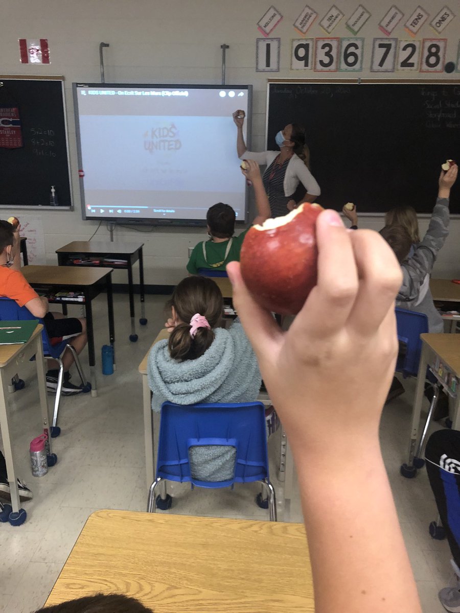 Big Crunch today. Tasty, tart, apple for all! In the #tvdsb <a href="/WiseJaguars/">John Wise Jaguars</a> say thank you to #osnp.