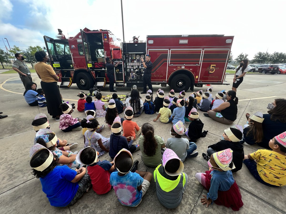 GarzaClass's tweet image. Per-K had A LOT of fun meeting the firefighters and seeing all the cool things their fire truck has to help keep us safe! 
Oh, plus I got to wear a fire suit! @MRobinsonElem @CFISDPK1 #Firefighters #SafetyFirst