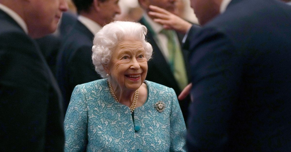 TPNN_ThePoint's tweet photo. Queen Elizabeth II Spent Night in Hospital, Buckingham Palace Reports https://t.co/muUOTiT0Vn https://t.co/zz9ACZ1QeZ