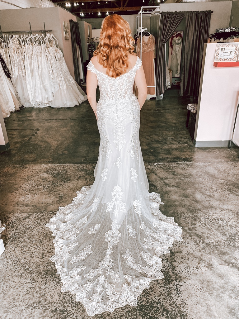 strutbridal's tweet photo. Say Hello The perfect mermaid shape dress with Nude illusion bodice, and a elegant off shoulder sleeve. Made for a night to remember! ✨#strutbridal
#laceweddingdress #losangelesbride #labridal #labridalshop #bridalboutique #lacetrain #bridalshopping #iamengaged #sayyestothedress https://t.co/cEqUMDlT6O