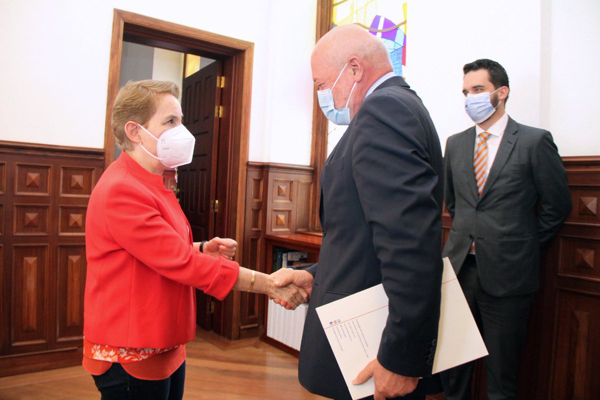 MinGobiernoEc's tweet photo. 🇪🇨🇫🇷La ministra @AlexandraVelaP se reunió hoy con Frédéric Desagneaux, embajador de @FranceEquateur, para analizar temas de cooperación entre ambas naciones, con el objetivo de fortalecer el combate a los delitos transnacionales que afectan al Ecuador.

#JuntosLoLogramos https://t.co/jEj3w299uC
