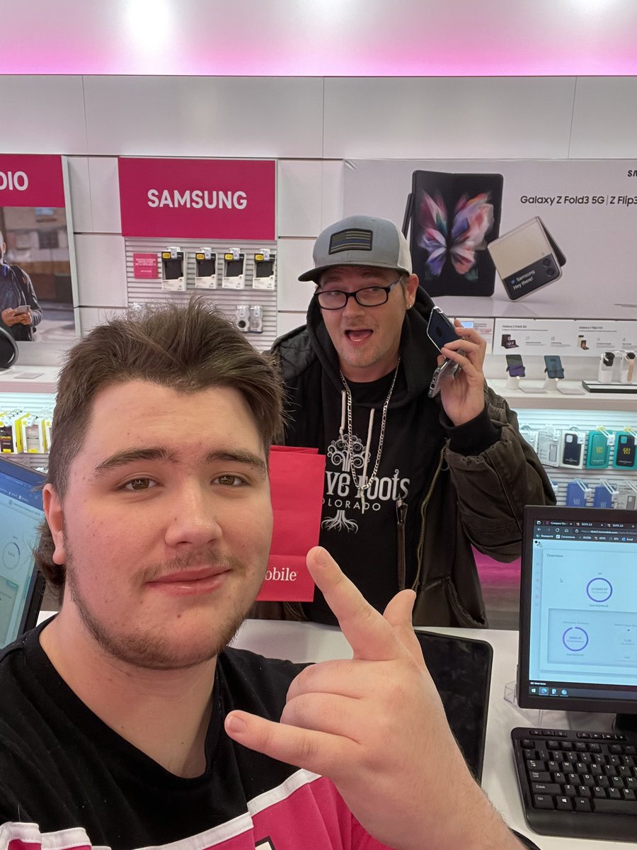 nickfromtcc's tweet photo. Don’t ZFlip out, I can get you a free watch to go with your new phone. #WelcomeToTMobile #zflip @magentaorbust @TCCMobile @jszostek https://t.co/4P7hx7HieF