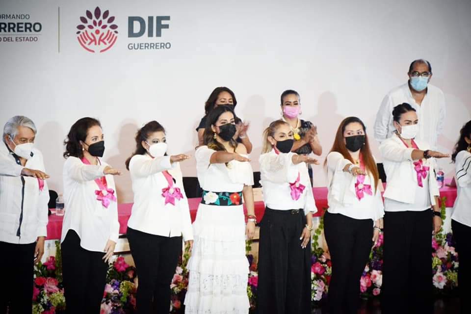 Ante la gobernadora <a href="/EvelynSalgadoP/">Evelyn Salgado Pineda</a> autoridades y ciudadanos de las 7 regiones, la Ing. Liz Adriana Salgado Pineda, tomó protesta como presidenta del patronato, sumando a mujeres y hombres comprometidos en procurar el bienestar de las familias guerrerenses
#TransformandoGuerrero