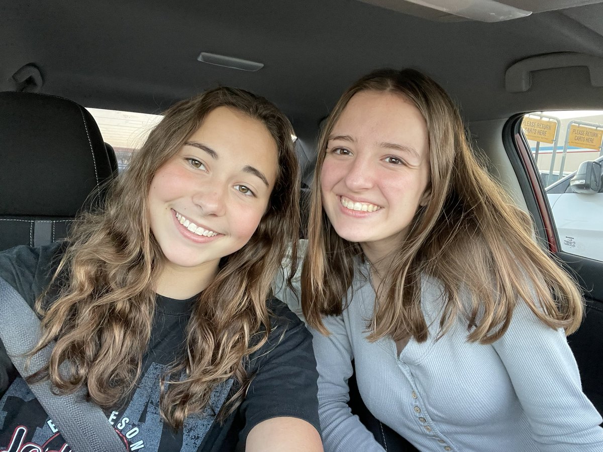 CarlockKendall's tweet photo. week 8 buddy dates with my favorite right side! @MalloryBrowder @LadyElk_Vball https://t.co/JM84k4la8Z