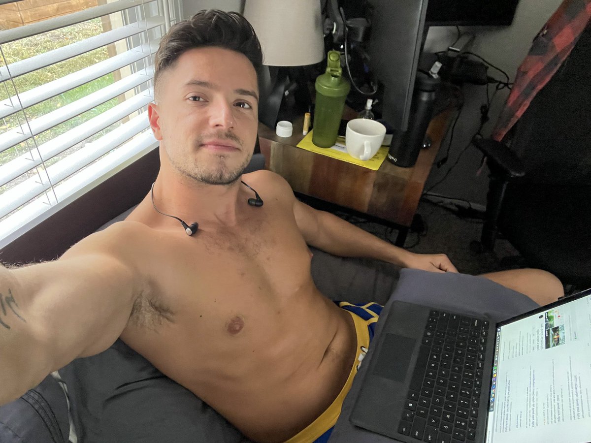 jwhitedmv's tweet photo. Work-from-home vibe brought to you by Jaybird, Blender Bottle, and Uberlube https://t.co/8I20nDBVnT