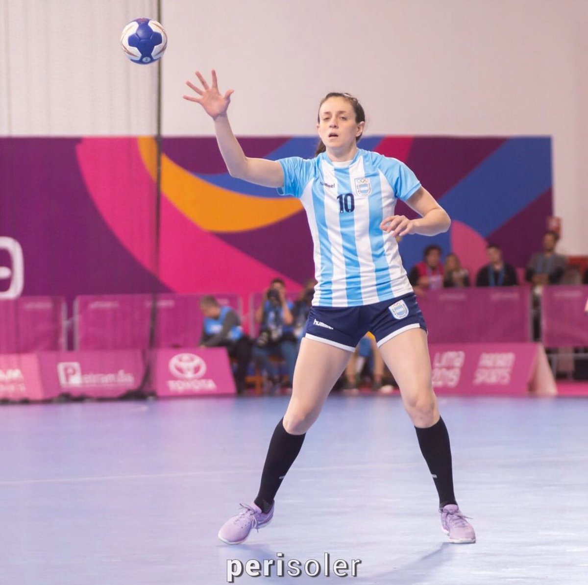 “La Maga'”, de 31 años, formó parte del equipo nacional que participó de los JJ.OO Río 2016, consiguió la medalla de 🥈 en los Juegos Panamericanos de Toronto 2015 y Lima 2019 y participó de 6 Mundiales.

¡Felicitaciones <a href="/ViCrivelli/">Victoria Crivelli</a>!

📸 <a href="/FedericoSoler/">Peri Soler</a>