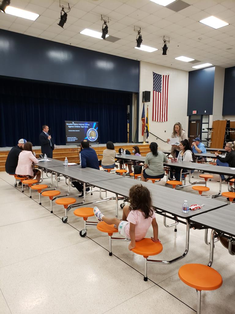 Leoutenant John Colburn- Houston-Metro ICAC Task Force educating our Eagle Parents about Internet safety.  Thank you @Counselor_EGE for connecting us with this amazing resource! <a href="/HumbleISD_EGE/">Elm Grove Elementary</a>