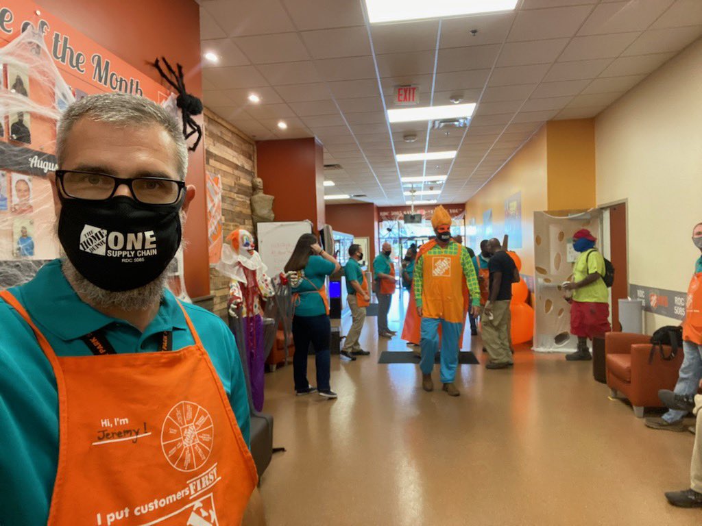 THD5085_DavidAP's tweet photo. Safety Homer handing out home fire safety guides and batteries for smoke detectors for all RDC 5085 associates.  Bobby Milton won the fire safety bucket for his home.  #SafetyHomer #RDC5085 #Firesafetymonth https://t.co/UumF3UVloz