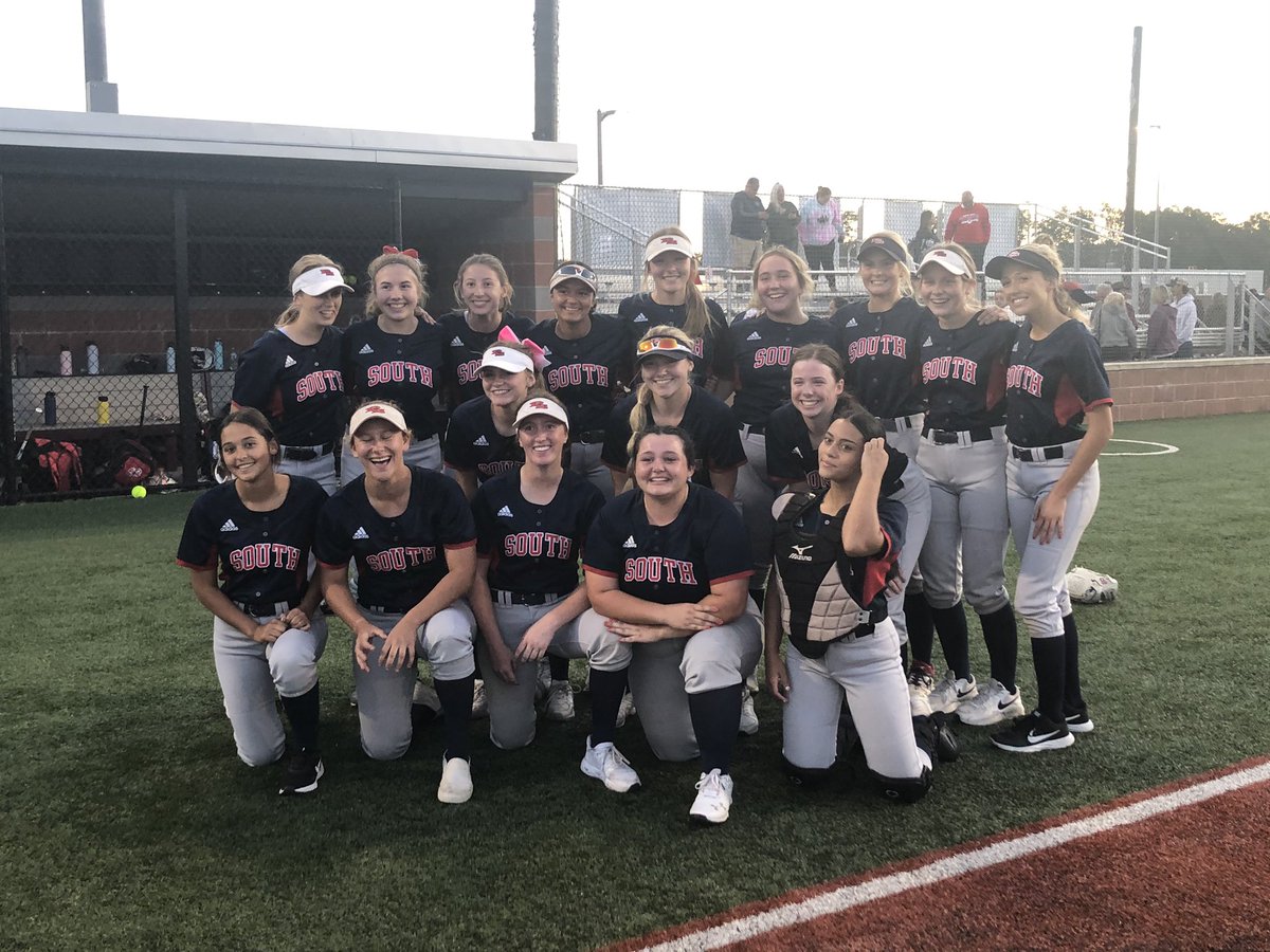 PSouthSoftball1's tweet photo. That’s a winner! Patriots beat Poplar Bluff 3-2 to advance to state final four in Springfield. Stay tuned... @ParkwaySchools #UhOhItsMagic #WhatAFeeling https://t.co/bIBJdXNtQu