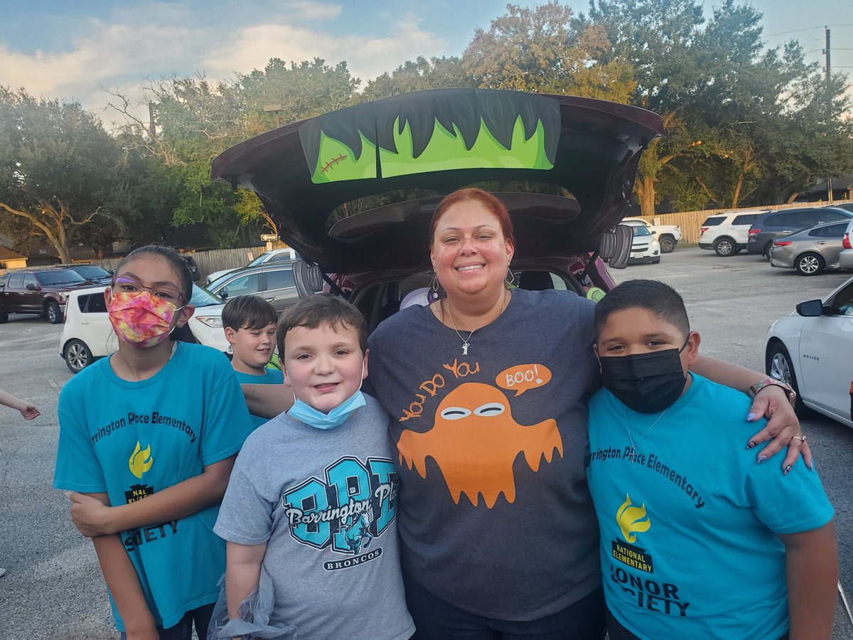 Broncos and Ms. Clay having fun at @SLMSTitans Trunk or Treat!🐴🥰 @BPE_Broncos