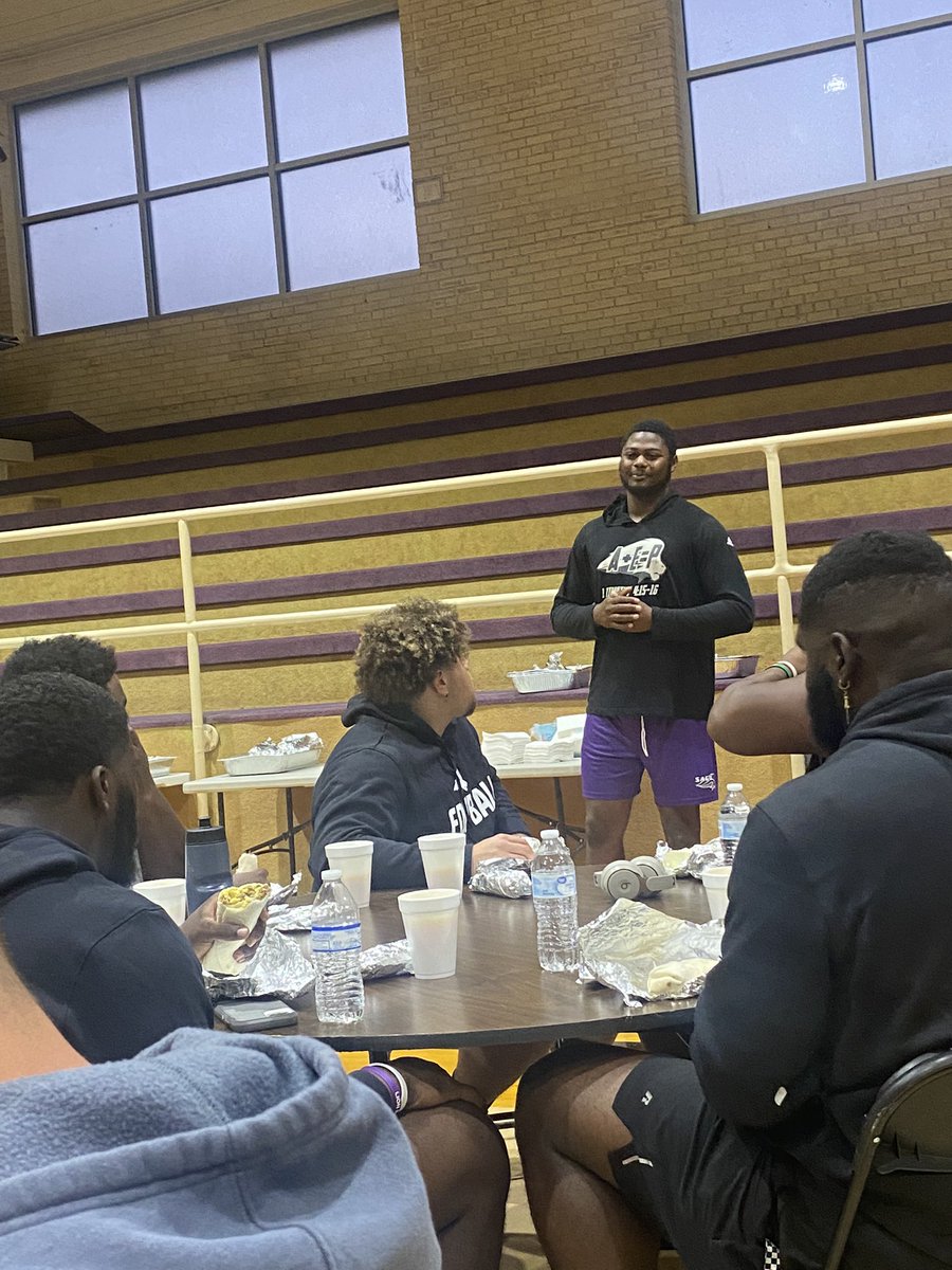 barlowjordan23's tweet photo. Thankful to have a guy like @Devante_21 that’s willing to stand up and give our team a lesson on the importance of brotherhood! #T3Thursday #SAGU4D #Team3 @SAGU_Football @freezysmalls https://t.co/md6V4l4ZIr