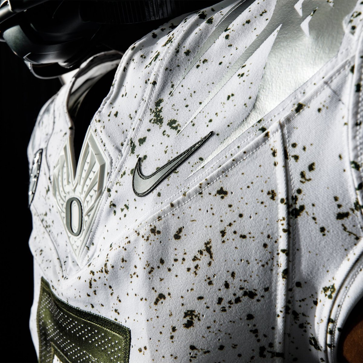 GoDucks's tweet photo. It is our nature to innovate. 
Presenting @OregonFootball's Eggshell uniform combo for Game 7. #GoDucks https://t.co/Pq1fAF6NKJ