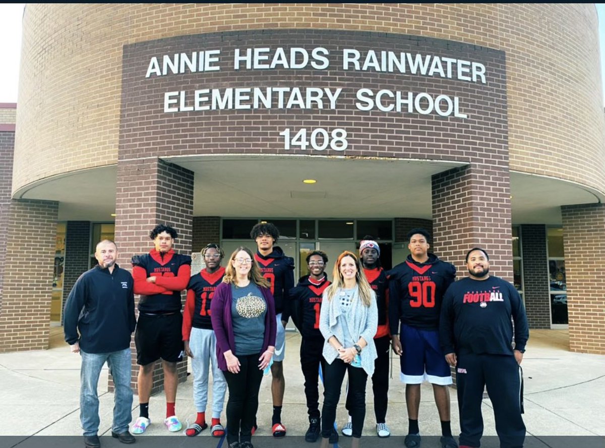CFBRainwater's tweet photo. Thank you Creekview Football for greeting our Rockets this morning! The students can’t wait to be Mustangs! Good luck at Homecoming!! 🏈❤️
@castillo_ac @CreekviewLeads @nicgreenleaf @jannafish @DrChapmanCFBISD @susanmachayo  #togetherwerisecfb #missionsuccess https://t.co/wjCmbkUvJV