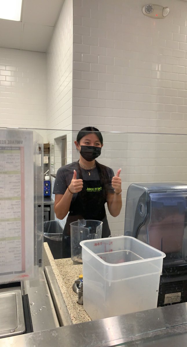 annabevernyyy's tweet image. @juliawang0 hard at work 🧃 #freesmoothies #juiceitup #moneymoves