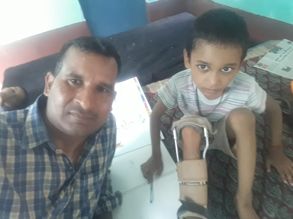 DhirendraSing20's tweet photo. @sonusood sir
Sir iss bache ka naam dev yadav hai. Iske pair ka operation hua hai and doc keh rahe hai abhi next 1-2 years tak ye walk nahi kar sakta. Sir ye school bhi nahi jaa sakta. Plz isko mobile phone ki help kar dijiye online classes ke liye

@soodfoundation
@vishallamba20 https://t.co/Mf8VRNR5Bv