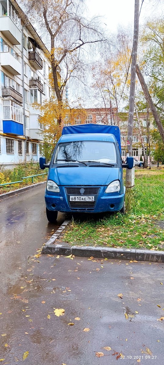 aay22879's tweet photo. @Adm_Okt_Samara ,парковка только на газоне, хотя рядом куча свободных мест. https://t.co/0IwwkgvJEO