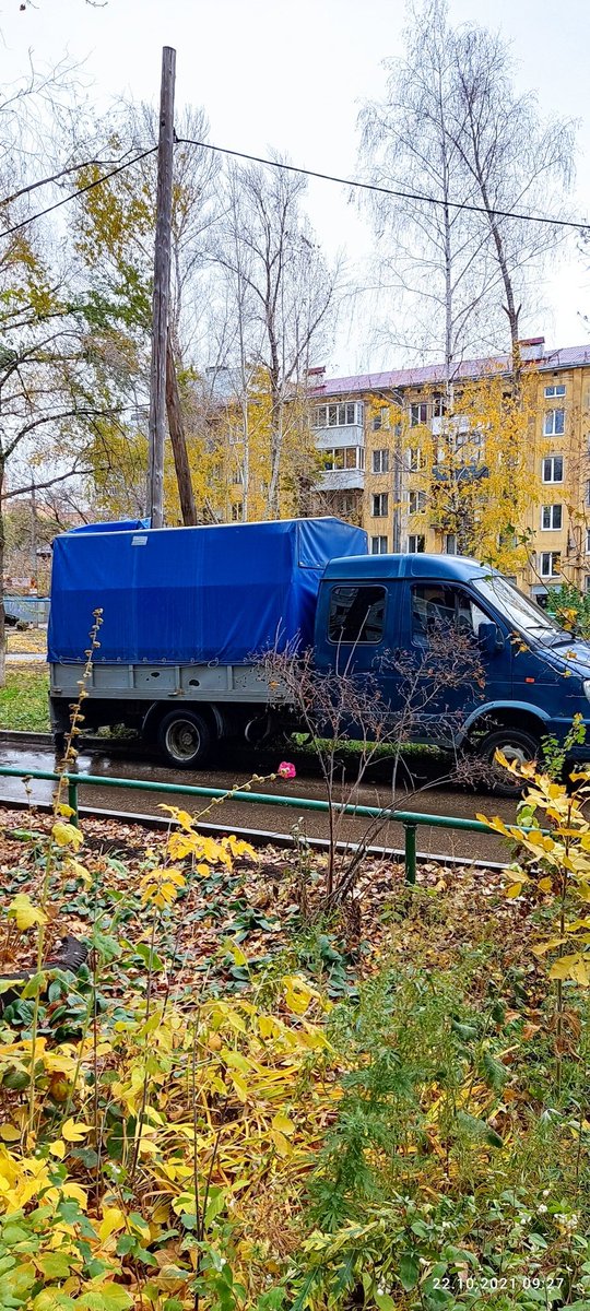 aay22879's tweet photo. @Adm_Okt_Samara ,парковка только на газоне, хотя рядом куча свободных мест. https://t.co/0IwwkgvJEO